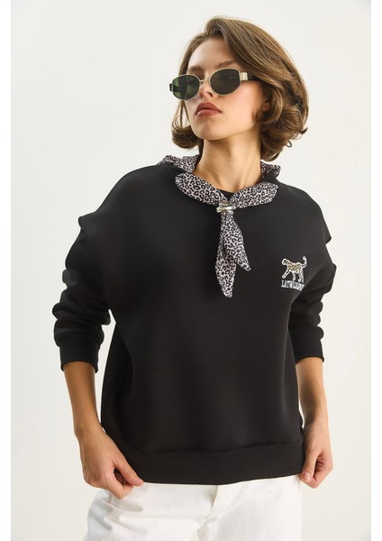 Kadın Fular Detaylı Leopar Nakışlı Üç Iplik Şardonlu Oversize Sweatshirt
