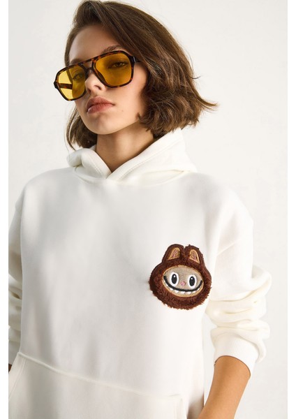 Kadın Nakış Işlemeli Kapüşonlu Kanguru Cepli Sweatshirt