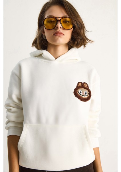 Kadın Nakış Işlemeli Kapüşonlu Kanguru Cepli Sweatshirt