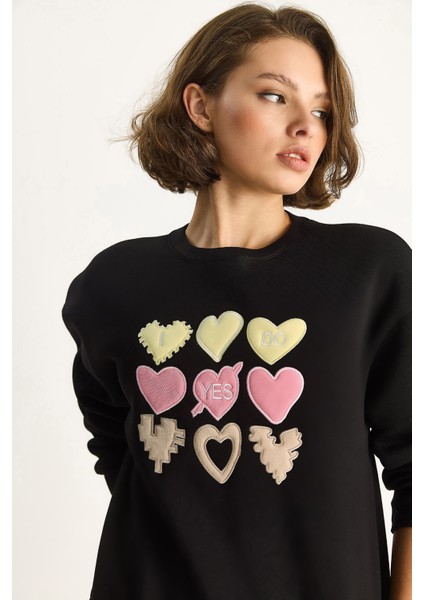 Kadın Bisiklet Yaka Kalp Nakışlı Şardonlu Üç Iplik Sweatshirt
