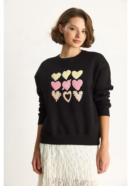 Kadın Bisiklet Yaka Kalp Nakışlı Şardonlu Üç Iplik Sweatshirt fiyatları