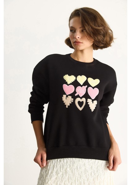 Kadın Bisiklet Yaka Kalp Nakışlı Şardonlu Üç Iplik Sweatshirt fırsatları