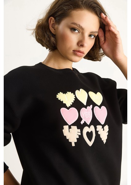 Kadın Bisiklet Yaka Kalp Nakışlı Şardonlu Üç Iplik Sweatshirt indirimleri