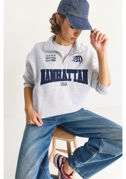 Kadın Nakışlı Yarım Fermuarlı Polo Yaka Şardonlu Oversize Sweatshirt
