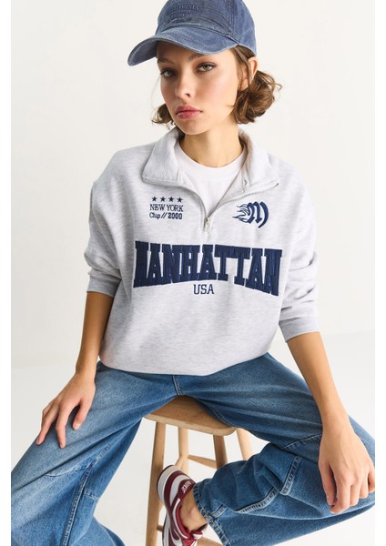 Kadın Nakışlı Yarım Fermuarlı Polo Yaka Şardonlu Oversize Sweatshirt fiyatları