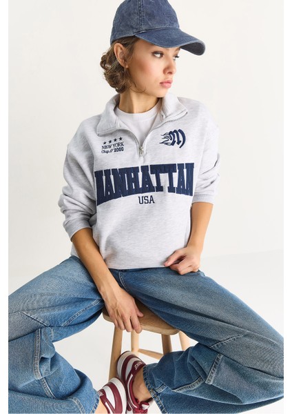 Kadın Nakışlı Yarım Fermuarlı Polo Yaka Şardonlu Oversize Sweatshirt modelleri