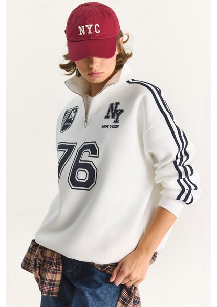 Kadın Üç Iplik Uzun Kollu Yarım Fermuarlı Dik Yaka Baskılı Sweatshirt