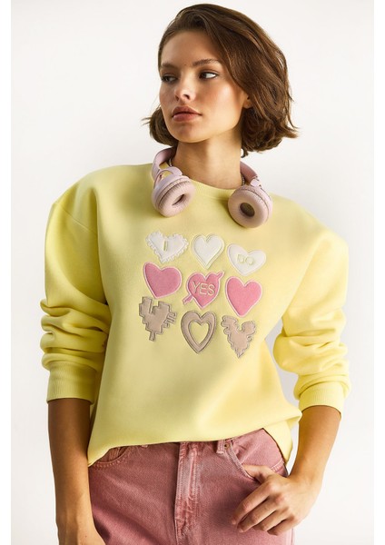 Kadın Bisiklet Yaka Kalp Nakışlı Şardonlu Üç Iplik Sweatshirt