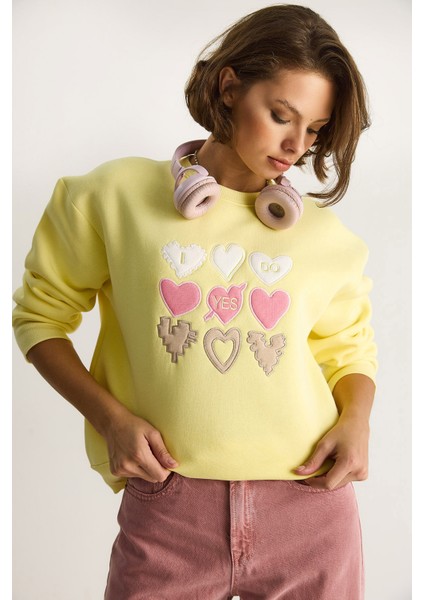 Kadın Bisiklet Yaka Kalp Nakışlı Şardonlu Üç Iplik Sweatshirt fiyatları