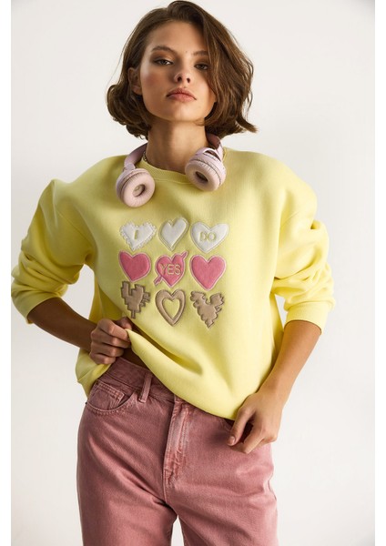 Kadın Bisiklet Yaka Kalp Nakışlı Şardonlu Üç Iplik Sweatshirt modelleri