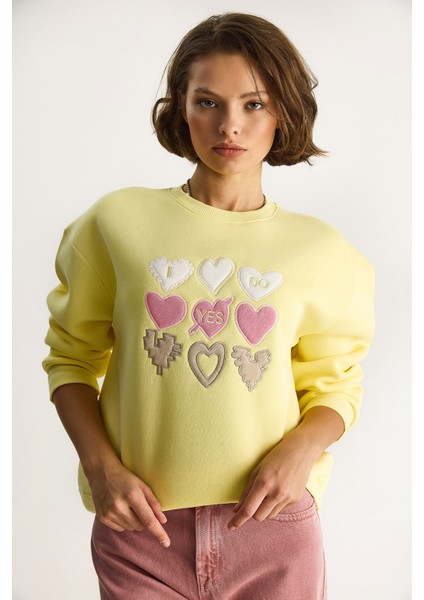 Kadın Bisiklet Yaka Kalp Nakışlı Şardonlu Üç Iplik Sweatshirt