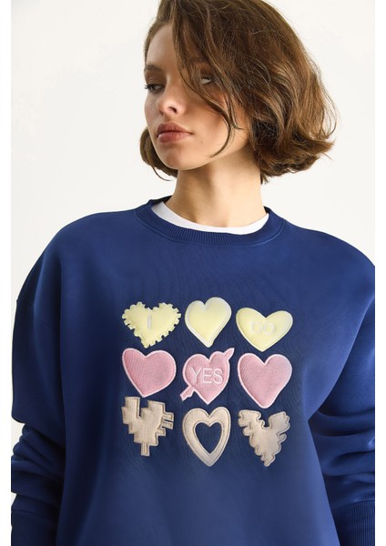 Kadın Bisiklet Yaka Kalp Nakışlı Şardonlu Üç Iplik Sweatshirt
