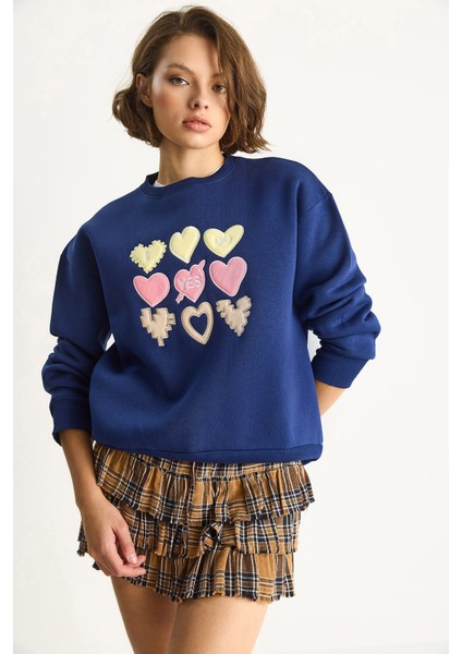 Kadın Bisiklet Yaka Kalp Nakışlı Şardonlu Üç Iplik Sweatshirt fiyatları