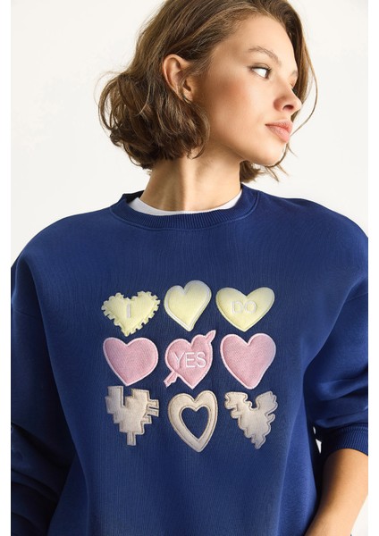 Kadın Bisiklet Yaka Kalp Nakışlı Şardonlu Üç Iplik Sweatshirt modelleri