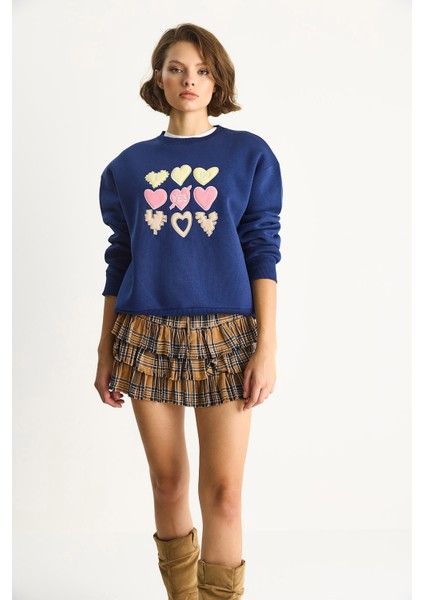 Kadın Bisiklet Yaka Kalp Nakışlı Şardonlu Üç Iplik Sweatshirt fırsatları