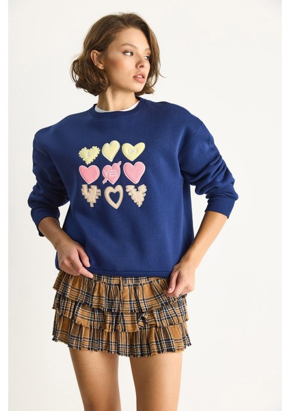 Kadın Bisiklet Yaka Kalp Nakışlı Şardonlu Üç Iplik Sweatshirt indirimleri