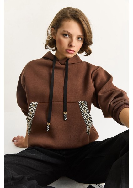 Kadın Kapüşonlu Etnik Şerit Detaylı Kanguru Cepli Şardonlu Sweatshirt fiyatları
