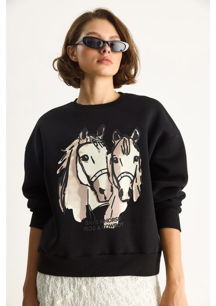 Kadın Bisiklet Yaka Dijital Cowboy Baskılı Salaş Sweatshirt fırsatları