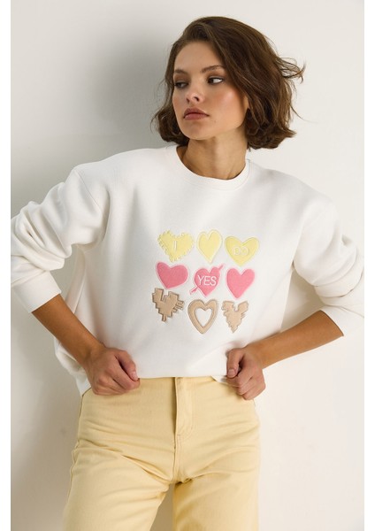 Kadın Bisiklet Yaka Kalp Nakışlı Şardonlu Üç Iplik Sweatshirt modelleri