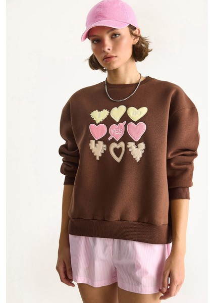 Kadın Bisiklet Yaka Kalp Nakışlı Şardonlu Üç Iplik Sweatshirt