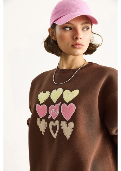 Kadın Bisiklet Yaka Kalp Nakışlı Şardonlu Üç Iplik Sweatshirt fiyatları