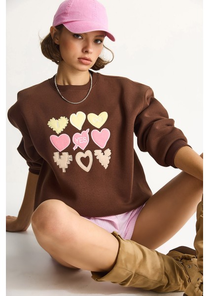 Kadın Bisiklet Yaka Kalp Nakışlı Şardonlu Üç Iplik Sweatshirt modelleri