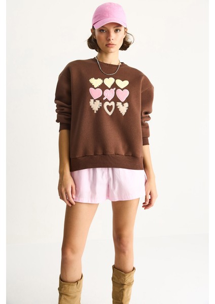 Kadın Bisiklet Yaka Kalp Nakışlı Şardonlu Üç Iplik Sweatshirt