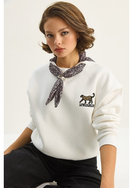 Kadın Fular Detaylı Leopar Nakışlı Üç Iplik Şardonlu Oversize Sweatshirt