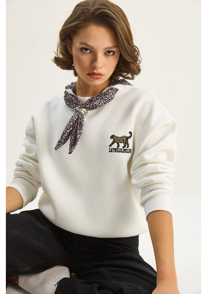 Kadın Fular Detaylı Leopar Nakışlı Üç Iplik Şardonlu Oversize Sweatshirt fiyatları