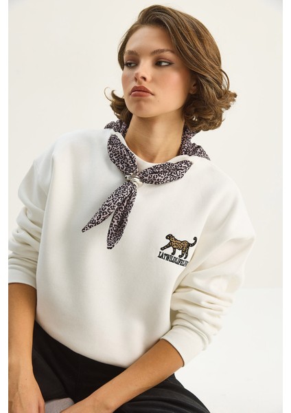 Kadın Fular Detaylı Leopar Nakışlı Üç Iplik Şardonlu Oversize Sweatshirt modelleri