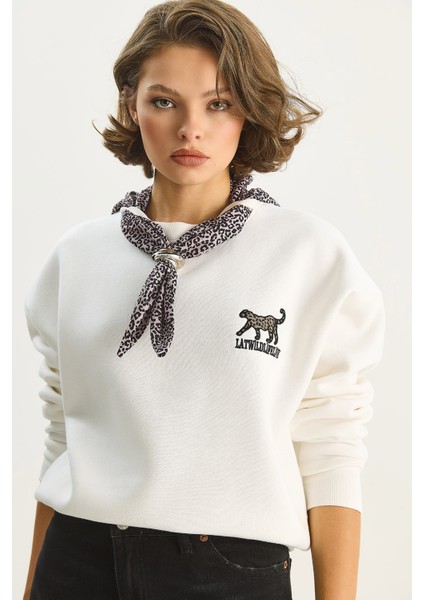 Kadın Fular Detaylı Leopar Nakışlı Üç Iplik Şardonlu Oversize Sweatshirt fırsatları