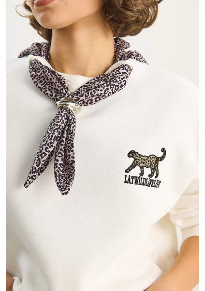 Kadın Fular Detaylı Leopar Nakışlı Üç Iplik Şardonlu Oversize Sweatshirt indirimleri