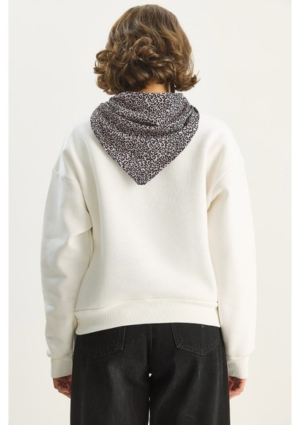 Kadın Fular Detaylı Leopar Nakışlı Üç Iplik Şardonlu Oversize Sweatshirt