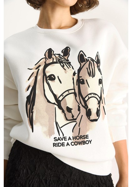 Kadın Bisiklet Yaka Dijital Cowboy Baskılı Salaş Sweatshirt indirimleri