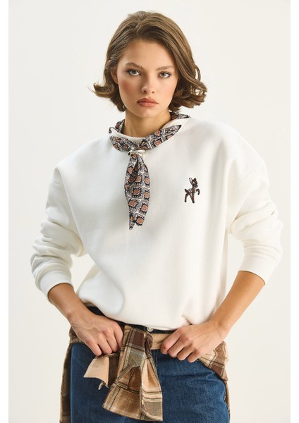 Kadın Fular Detaylı Ceylan Naıkışlı Üç Iplik Şardonlu Oversize Sweatshirt modelleri