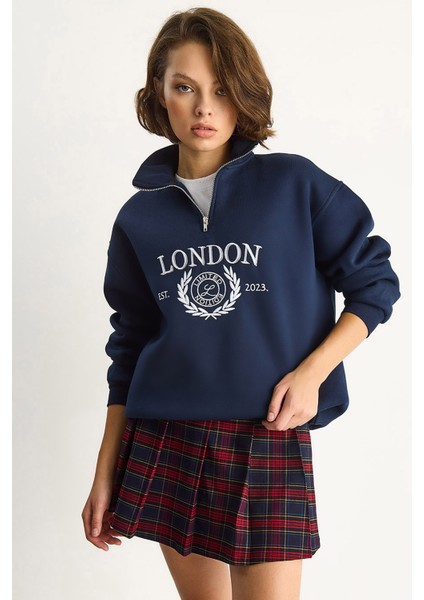 Kadın London Işlemeli Dik Yaka Fermuar Detaylı Şardonlu Oversize Sweatshirt