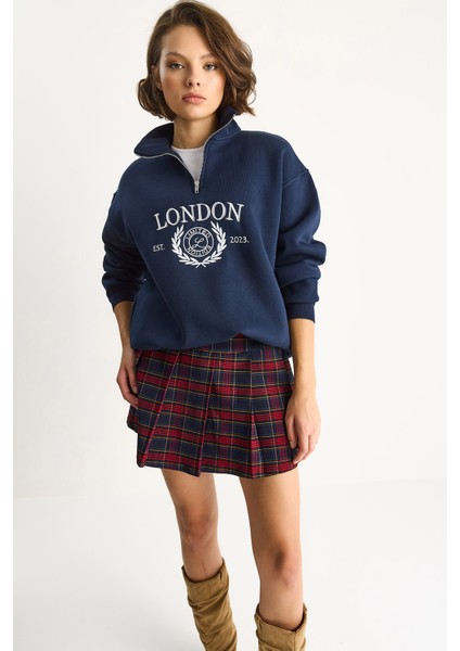 Kadın London Işlemeli Dik Yaka Fermuar Detaylı Şardonlu Oversize Sweatshirt fiyatları