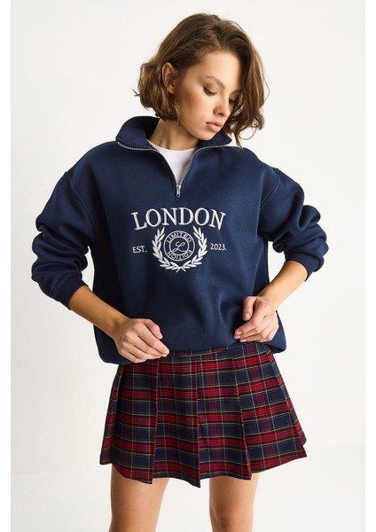 Kadın London Işlemeli Dik Yaka Fermuar Detaylı Şardonlu Oversize Sweatshirt fırsatları