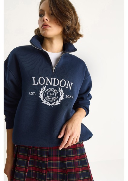 Kadın London Işlemeli Dik Yaka Fermuar Detaylı Şardonlu Oversize Sweatshirt indirimleri