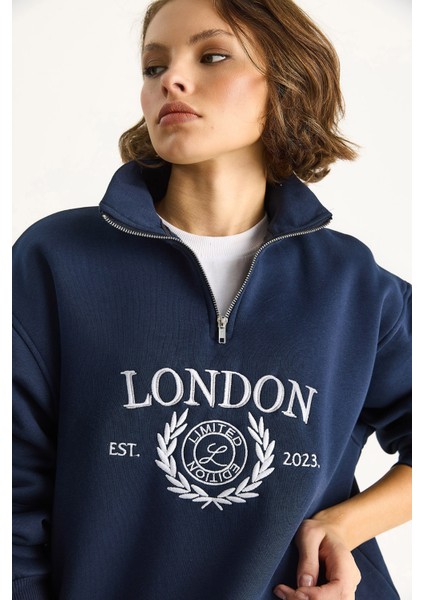 Kadın London Işlemeli Dik Yaka Fermuar Detaylı Şardonlu Oversize Sweatshirt