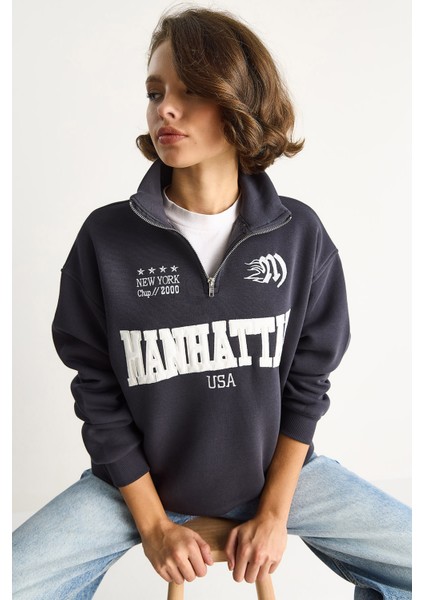 Kadın Nakışlı Yarım Fermuarlı Polo Yaka Şardonlu Oversize Sweatshirt fiyatları