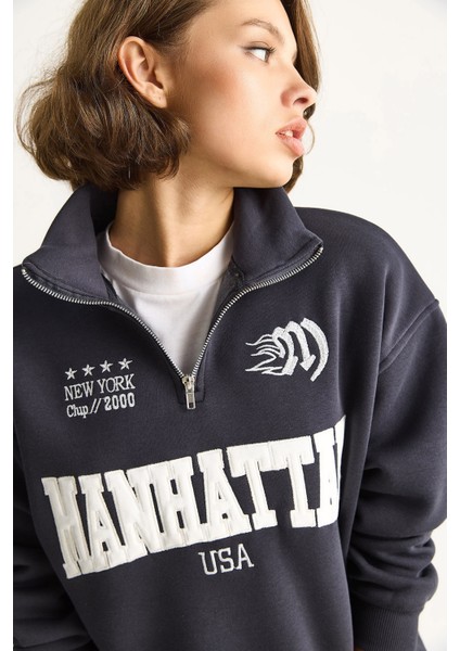 Kadın Nakışlı Yarım Fermuarlı Polo Yaka Şardonlu Oversize Sweatshirt modelleri