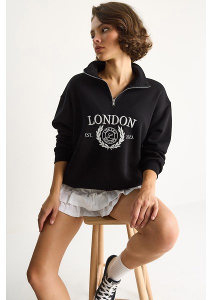 Kadın London Işlemeli Dik Yaka Fermuar Detaylı Şardonlu Oversize Sweatshirt fiyatları