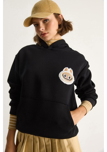Kadın Nakış Işlemeli Kapüşonlu Kanguru Cepli Sweatshirt