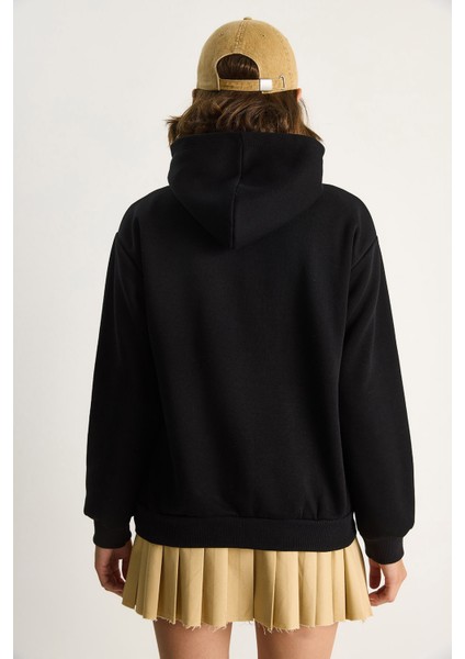 Kadın Nakış Işlemeli Kapüşonlu Kanguru Cepli Sweatshirt