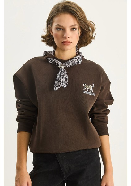 Kadın Fular Detaylı Leopar Nakışlı Üç Iplik Şardonlu Oversize Sweatshirt