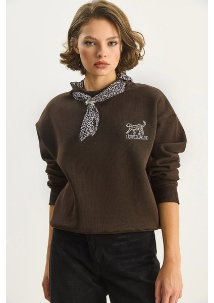 Kadın Fular Detaylı Leopar Nakışlı Üç Iplik Şardonlu Oversize Sweatshirt fiyatları