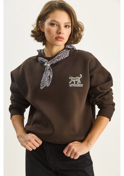 Kadın Fular Detaylı Leopar Nakışlı Üç Iplik Şardonlu Oversize Sweatshirt modelleri