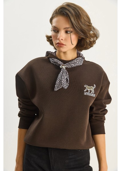 Kadın Fular Detaylı Leopar Nakışlı Üç Iplik Şardonlu Oversize Sweatshirt fırsatları