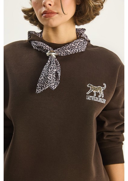 Kadın Fular Detaylı Leopar Nakışlı Üç Iplik Şardonlu Oversize Sweatshirt indirimleri